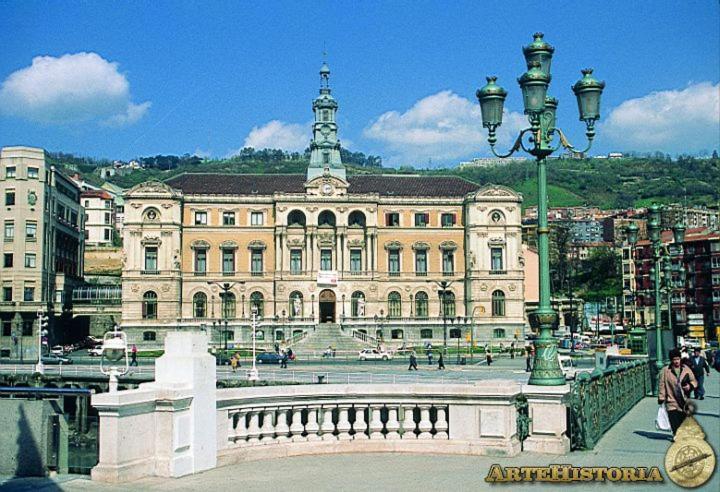 Lux Cityhall + Parking Bilbao Exteriör bild